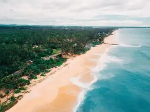 Best time to visit Sri Lanka - tropical beach and green mountains